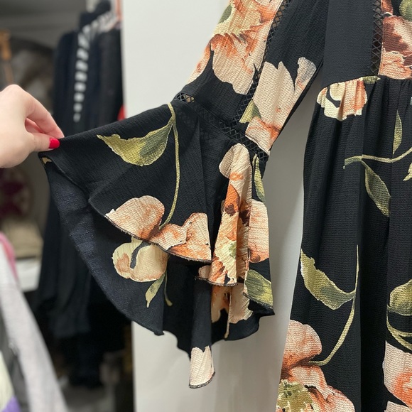 NWT floral dress with bell sleeves - Picture 4 of 5